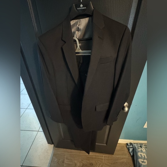 Have a suit worn a few times don’t wear it anymore is a Calvin Klein.